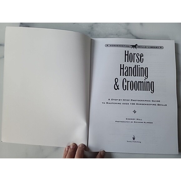 Horse Handling and Grooming : Haltering * Leading and Tying * Bathing and... - Picture 2 of 10